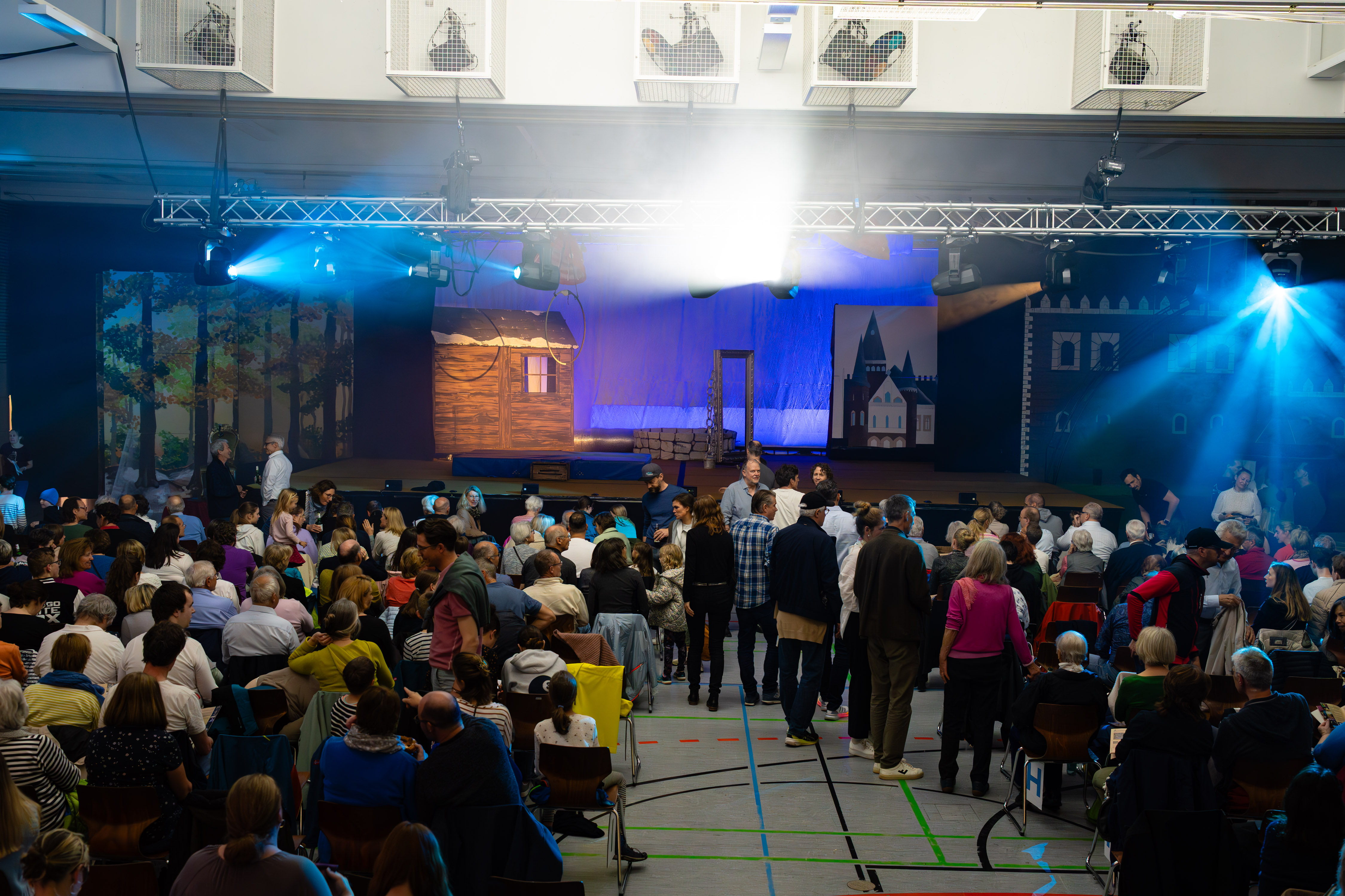 Aufführung des Münchner Sporttheater Ensemble ''Im Bann Des Glücks'' 2025